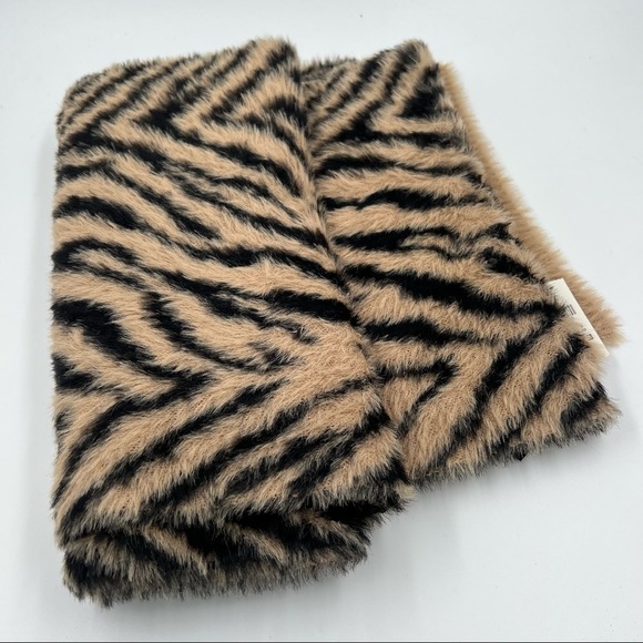 NWT Express Brown Animal Print Scarf One Size Warm Soft Cozy - Picture 3 of 5